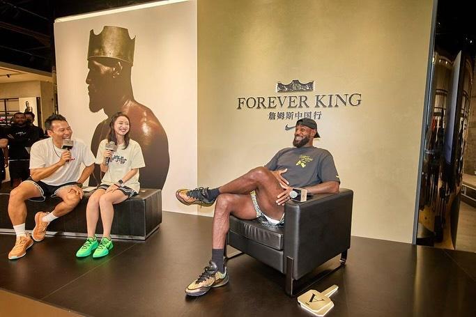 詹姆斯晒中国行成都站海量图片：太不可思议 国王爱你！